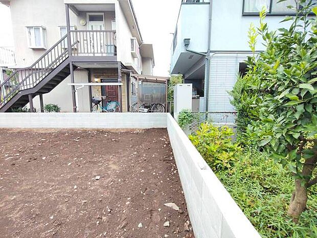 周辺は住宅が建ち並ぶ閑静な住宅街です。