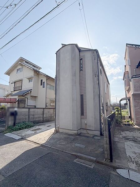 周辺の街並みの中で適度な主張、生活に溶け込むシンプルなデザインの外観が魅力の一戸建です。