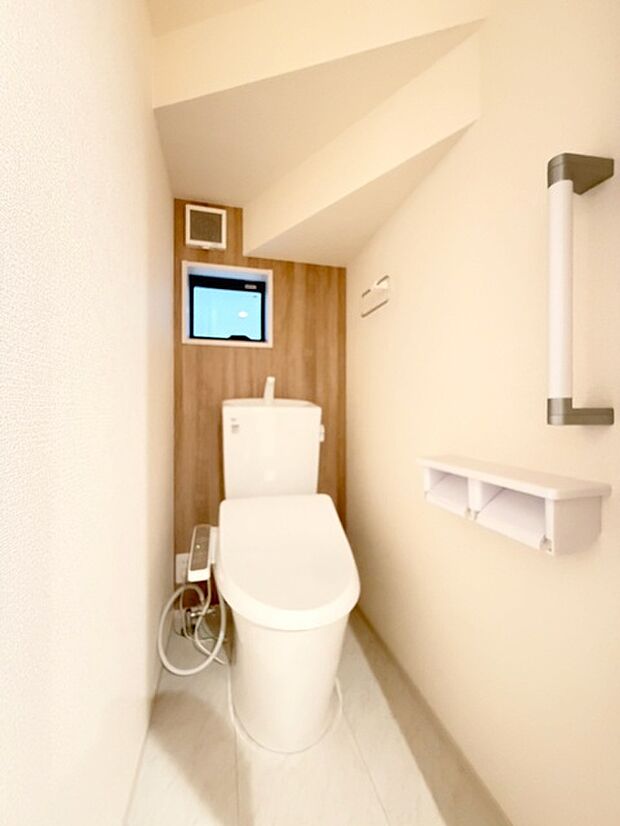 階段下を有効活用したトイレスペース。 便座はもちろんウォシュレット。