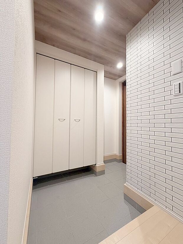 玄関は家の第一印象を左右する重要な場所。ほどよい広さとスタイリッシュな色遣いが印象的です。