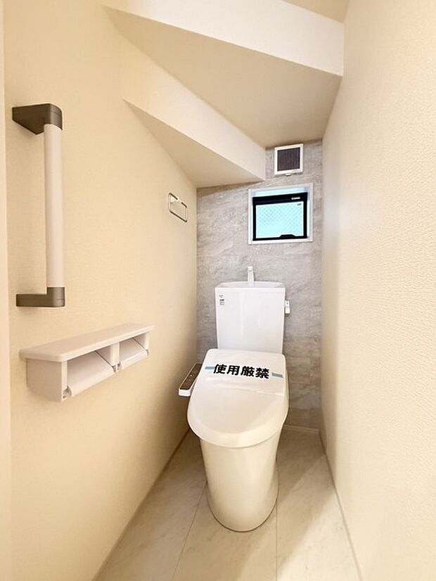 階段下を有効活用したトイレスペース。 便座はもちろんウォシュレット。  