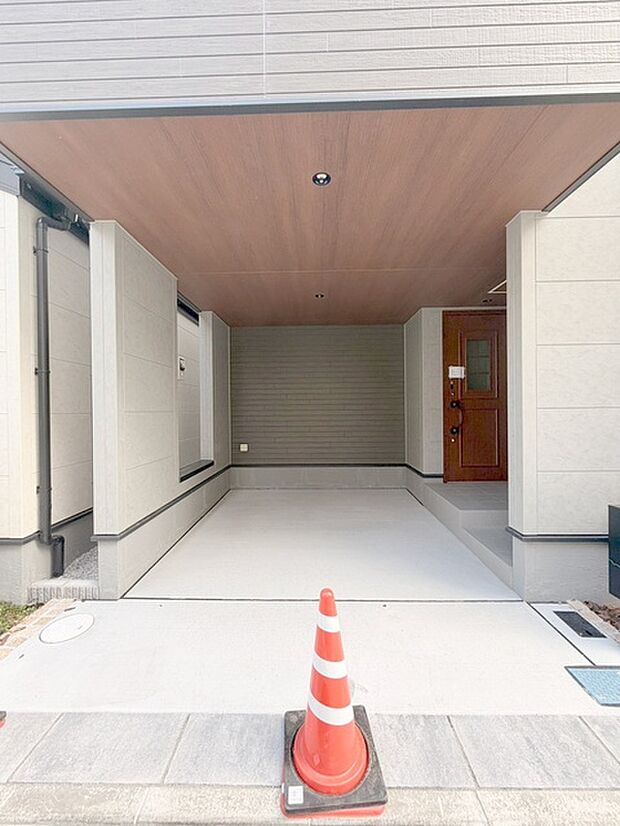 洗練された色調が調和するモダンな意匠。端正な造形が住まいの顔として気品を漂わせます。