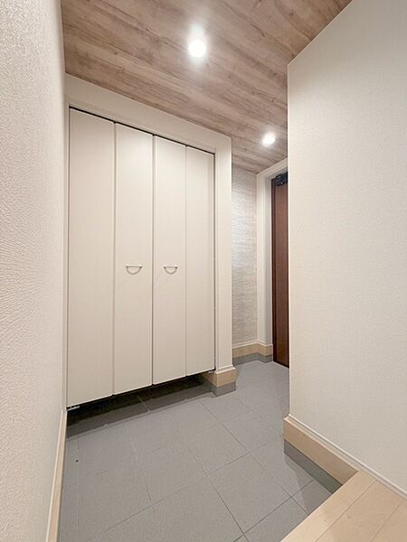 玄関は家の第一印象を左右する重要な場所。ほどよい広さとスタイリッシュな色遣いが印象的です。