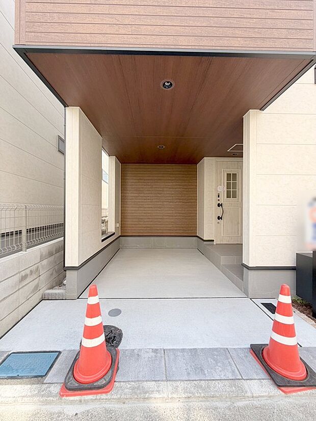 周辺の街並みの中で適度な主張、生活に溶け込むシンプルなデザインの外観が魅力の一戸建です。