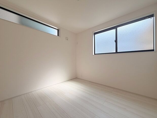 スタイリッシュなデザインと快適な居住性を兼ね備えた洋室。広々とした空間は、自分らしいインテリアを楽しむことができるほか、リラックスした時間を過ごすことができそうです。