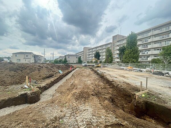 安心して暮らすことのできる住宅街。　住宅地の道路は一般に交通量が少なく車などの騒音が少ないため、住民にとって静かな生活環境が提供されます。