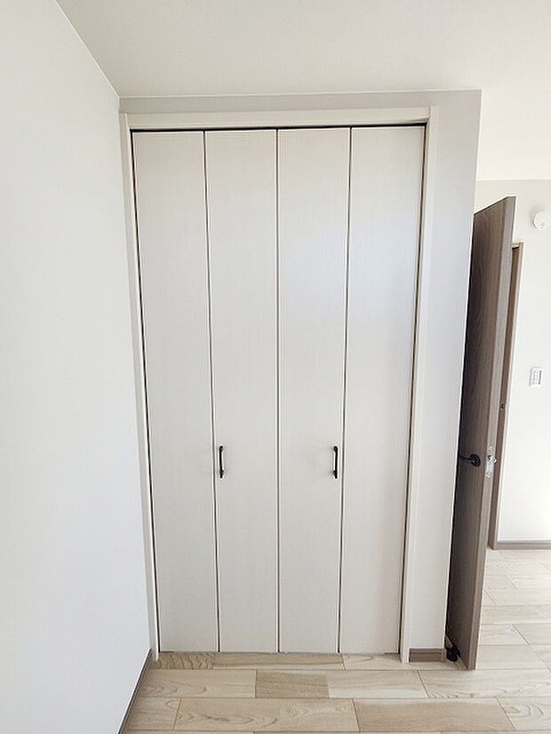 各お部屋に収納が設置されています。