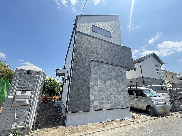 周辺の街並みの中で適度な主張、生活に溶け込むシンプルなデザインの外観が魅力の一戸建です。