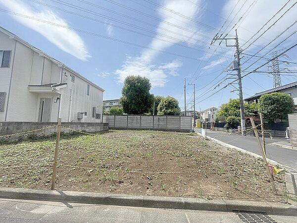 現地ご見学の際、スタッフが様々なご質問に対応いたします、周辺環境、前面道路、建築可能な建物について、ぜひご相談ください。