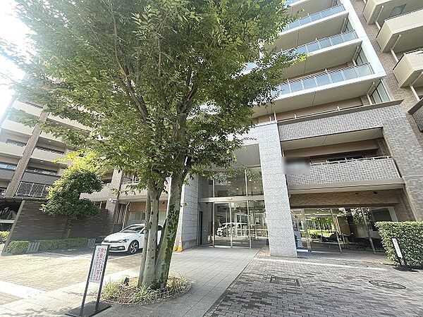 周辺の街並みの中で適度な主張、生活に溶け込むシンプルなデザインの外観が魅力の一戸建です。
