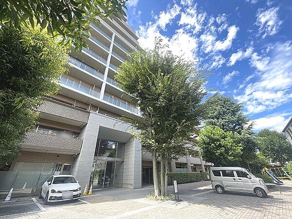 豊かな緑と調和した外観が、心地よい住環境を物語ります。安らぎを感じさせる、洗練されたたたずまいです