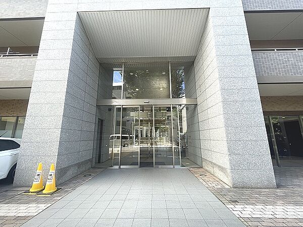 開放的で明るい雰囲気が漂うエントランス。住まう方を優しく迎え入れ、心地よい日常の始まりを演出します