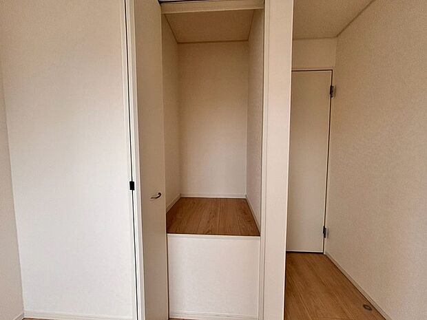 各所に効率的に配置された収納スペースがあり、日常のモノをすっきりと収納できます。