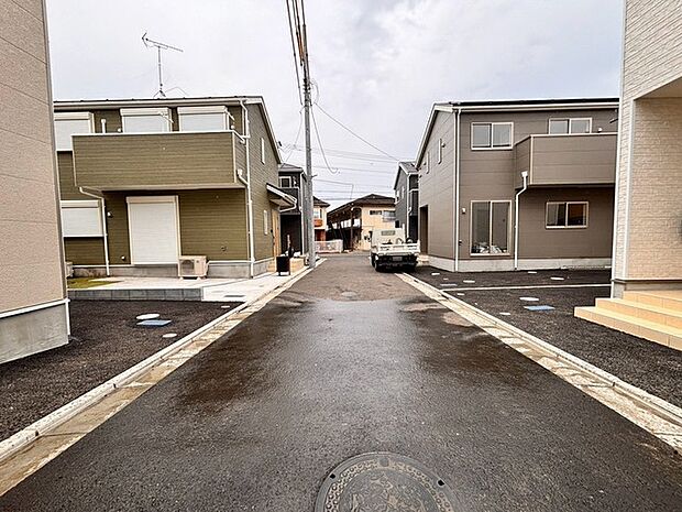 安心して暮らすことのできる住宅街。 住宅地の道路は一般に交通量が少なく車などの騒音が少ないため、住民にとって静かな生活環境が提供されます。