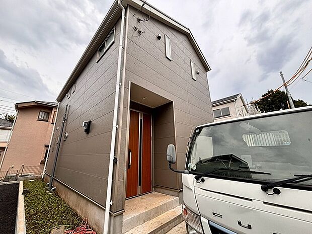 建物が完成しましたので室内のご見学予約スタート。当日のご見学予約も大歓迎です。お気軽にご連絡ください。エステート白馬国分寺店は火曜水曜も営業しております。