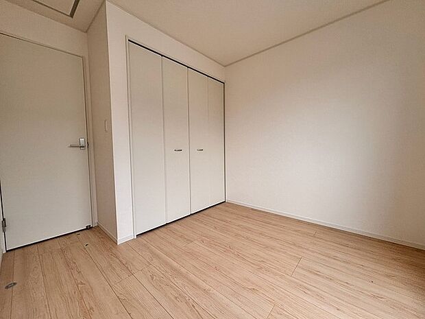 洋室はモダンなデザインと機能性を備え、快適な生活空間に。明るい窓から差し込む自然光が広々とした空間をさらに明るく開放的に感じさせます。