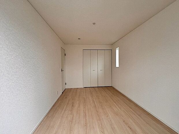 洋室はモダンなデザインと機能性を備え、快適な生活空間に。明るい窓から差し込む自然光が広々とした空間をさらに明るく開放的に感じさせます。