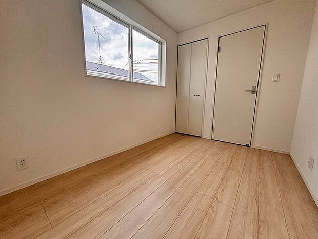 洋室はモダンなデザインと機能性を備え、快適な生活空間に。明るい窓から差し込む自然光が広々とした空間をさらに明るく開放的に感じさせます。