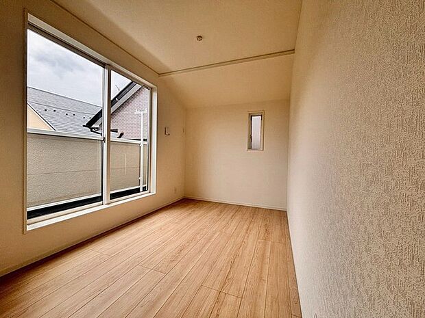 スマートなデザインと賢い収納が生活を快適にします。広々とした雰囲気を演出する工夫が施され、生活空間の魅力を引き出します。