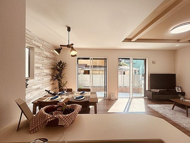 家族が一番集まる場所だから広々としつつも素敵な空間であって欲しい。みんながくつろぐリビングからキッチンまでが一つの空間のように繋がる間取り。