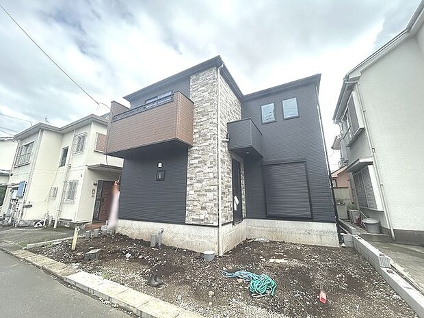 周辺の街並みの中で適度な主張、生活に溶け込むシンプルなデザインの外観が魅力の一戸建です。 