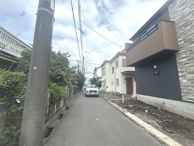 周辺は住宅が建ち並ぶ閑静な住宅街です。  