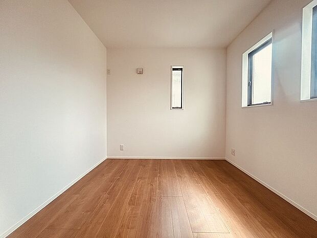 実際に室内をご見学頂くと生活のイメージが広がります。家具を置いたイメージや窓からの景色など、現地で体感ください。