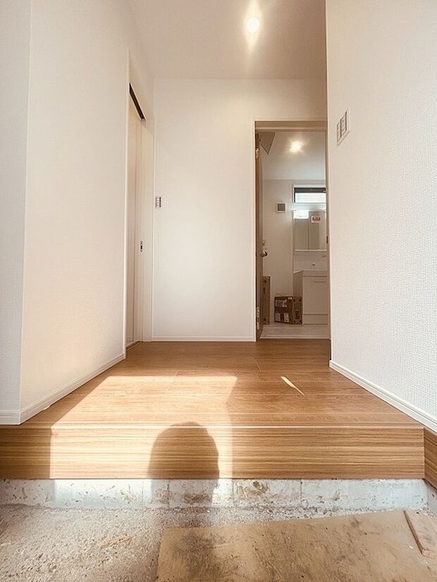 玄関は家の第一印象を左右する重要な場所。ほどよい広さとスタイリッシュな色遣いが印象的です。