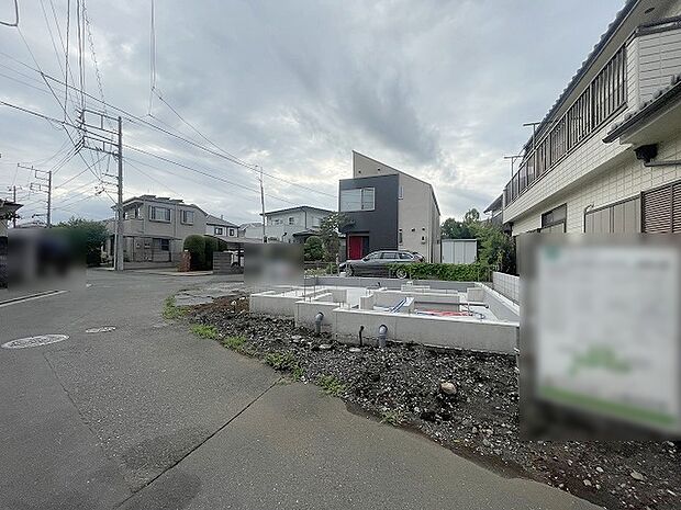 安心して暮らすことのできる住宅街。 住宅地の道路は一般に交通量が少なく車などの騒音が少ないため、住民にとって静かな生活環境が提供されます。