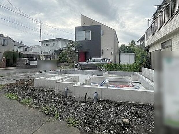 現在建物を建築中です、建築中の物件については現地確認の他、同施工会社の完成施工例のご案内、担当者のプレゼンテーションにてご検討ください。適切なご検討の方法をご説明させて頂きます。