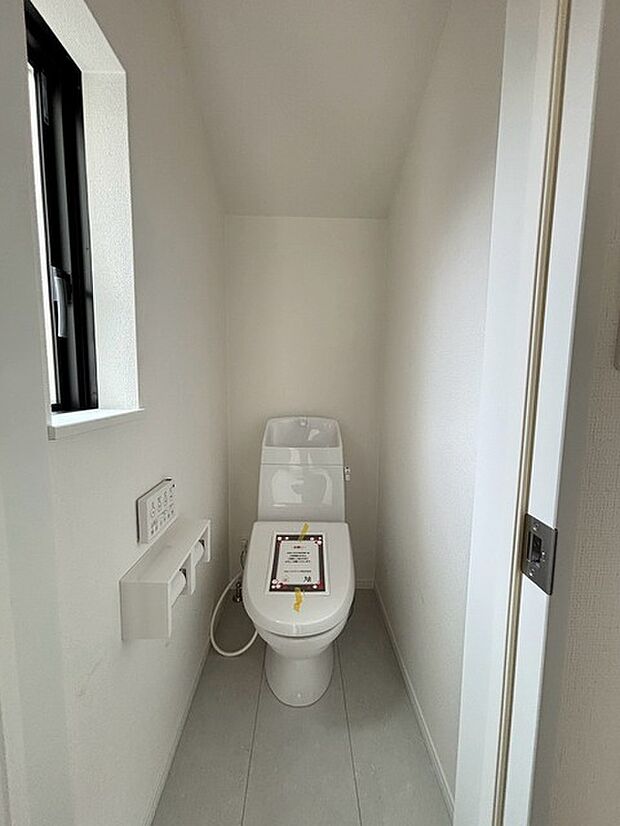 トイレにはウォシュレット機能を標準装備。 