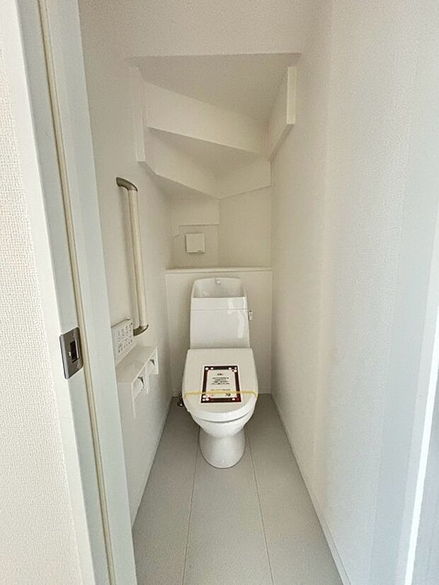 階段下を有効活用したトイレスペース。 便座はもちろんウォシュレット。  