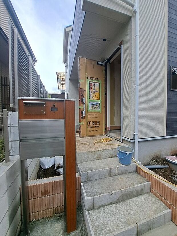 玄関は家の第一印象を左右する重要な場所。ほどよい広さとスタイリッシュな色遣いが印象的です。