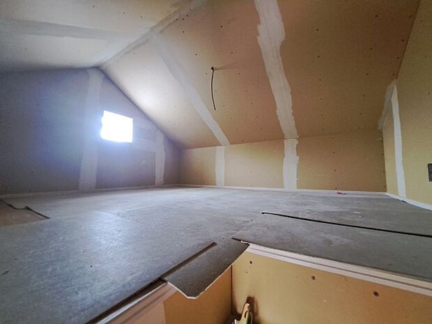 大きな小屋裏部屋はなんだかワクワクしてしまうスペース。趣味の空間や子供のワークスペース、季節物の収納など色々な用途に利用できそうな予感。