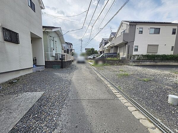 安心して暮らすことのできる住宅街。　住宅地の道路は一般に交通量が少なく車などの騒音が少ないため、住民にとって静かな生活環境が提供されます。