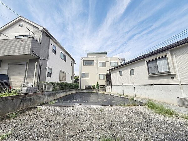 建築条件なしの敷地。弊社グループ「白馬建設」にて建物プランをご提案できます。実際の陽当たりやサイズ感を現地でお確かめください。