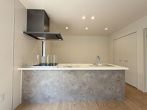 カウンターキッチンならではの開放的な見通し、全体が見渡せることでご家族の団欒スペースもより明るく笑顔が溢れる空間となります。 