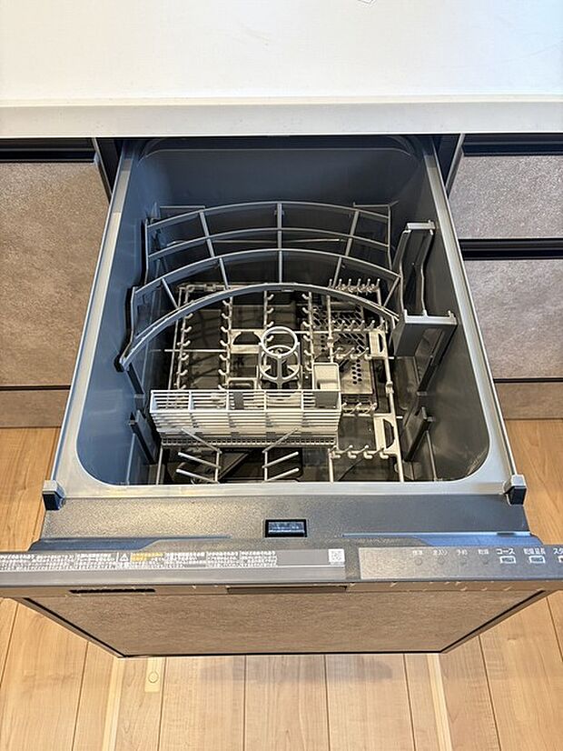 毎日の家事をサポートしてくれる食洗器も標準に装備。ちょっと嬉しい設備です 