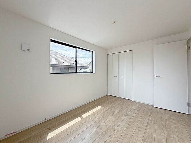スタイリッシュなデザインと快適な居住性を兼ね備えた洋室。広々とした空間は、自分らしいインテリアを楽しむことができるほか、リラックスした時間を過ごすことができそうです。 
