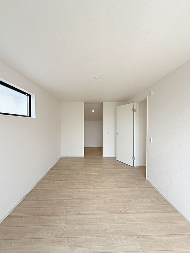 洋室はモダンなデザインと機能性を備え、快適な生活空間に。明るい窓から差し込む自然光が広々とした空間をさらに明るく開放的に感じさせます。  