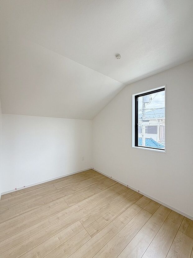 勾配天井の2階のお部屋。この勾配の角度がお洒落な雰囲気を感じさせてくれます。 