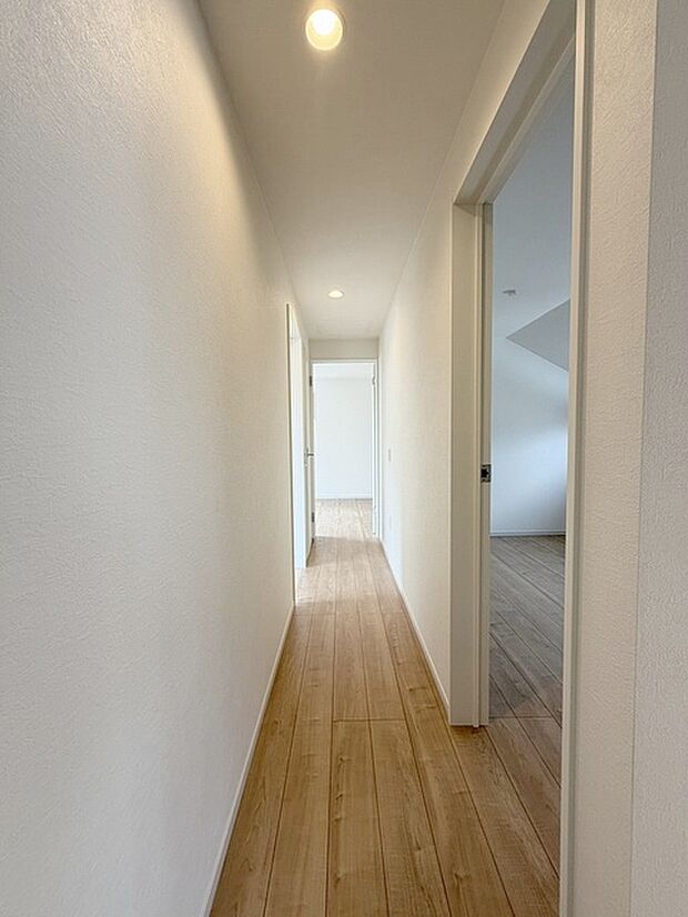 実際に室内をご見学頂くと生活のイメージが広がります。家具を置いたイメージや窓からの景色など、現地で体感ください。 