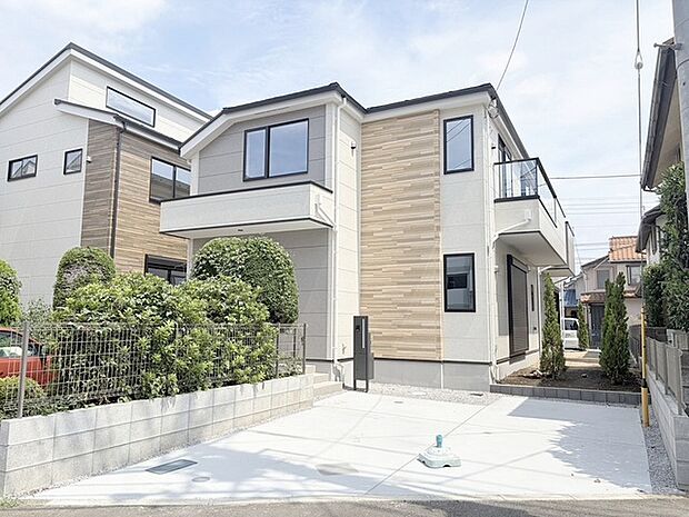 周辺の街並みの中で適度な主張、生活に溶け込むシンプルなデザインの外観が魅力の一戸建です。 