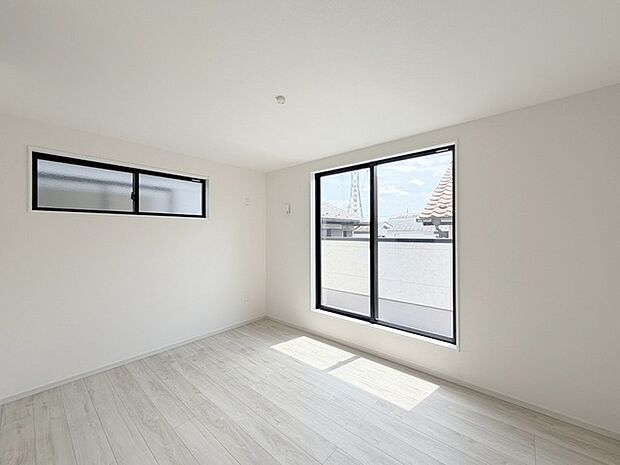 スタイリッシュなデザインと快適な居住性を兼ね備えた洋室。広々とした空間は、自分らしいインテリアを楽しむことができるほか、リラックスした時間を過ごすことができそうです。 