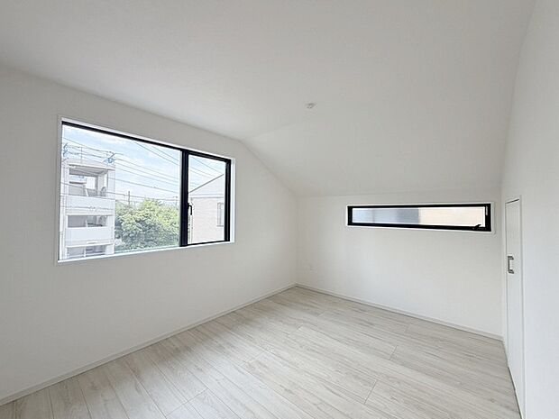 スタイリッシュなデザインと快適な居住性を兼ね備えた洋室。広々とした空間は、自分らしいインテリアを楽しむことができるほか、リラックスした時間を過ごすことができそうです。 