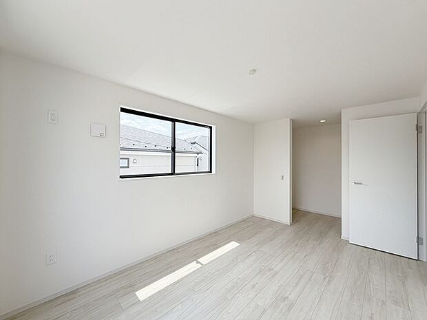 スタイリッシュなデザインと快適な居住性を兼ね備えた洋室。広々とした空間は、自分らしいインテリアを楽しむことができるほか、リラックスした時間を過ごすことができそうです。 