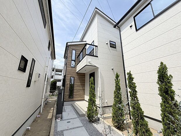 建物が完成しましたので室内のご見学予約スタート。当日のご見学予約も大歓迎です。お気軽にご連絡ください。エステート白馬国分寺店は火曜水曜も営業しております。