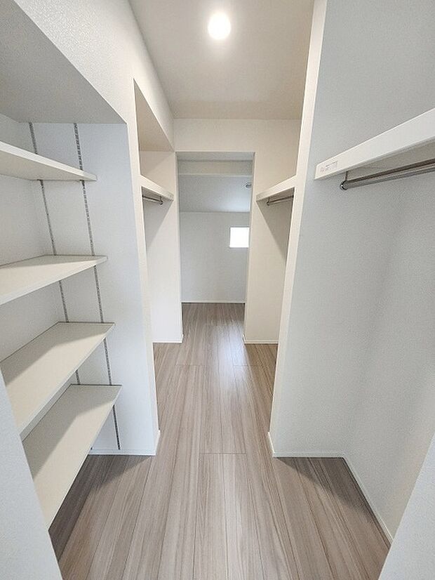 沢山の洋服も収納できそうなウォークインクローゼット。荷物の多い方には嬉しい設計。