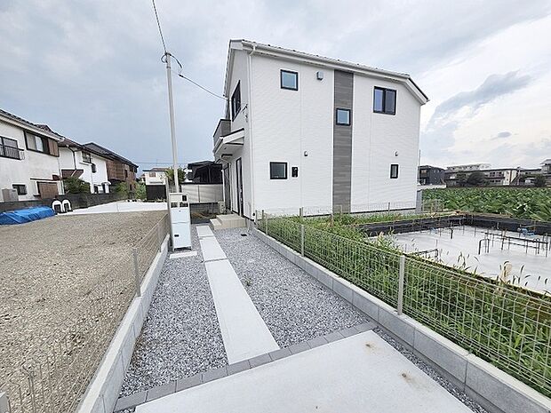周辺の街並みの中で適度な主張、生活に溶け込むシンプルなデザインの外観が魅力の一戸建です。