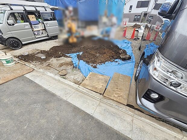 静かな住宅街の中でこれから新しい住まいが誕生する工事のワンシーンです。